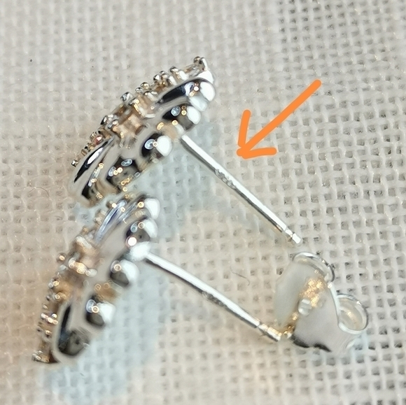 Daisy stud earrings Sterling Silver Cz 🆕 - Picture 4 of 8